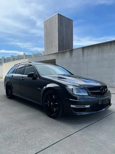 Mercedes-Benz C 63 AMG Avantgarde — Performance 457 ch, Break sportif entretenu Mercedes — vista posteriore