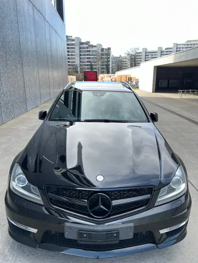 Mercedes-Benz C 63 AMG Avantgarde — Performance 457 ch, Break sportif entretenu Mercedes — fianco