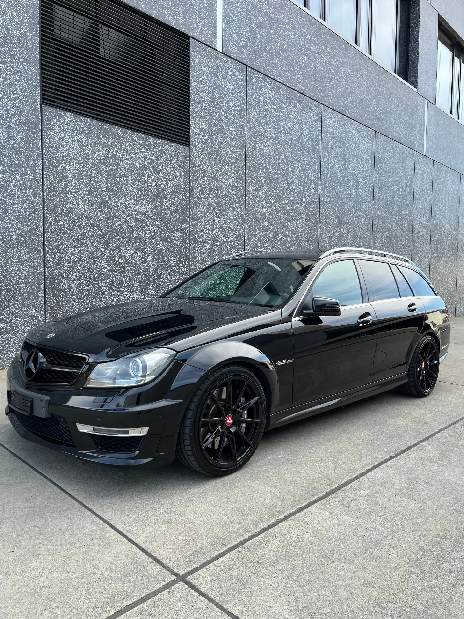 Mercedes-Benz C 63 AMG Avantgarde — Performance 457 ch, Break sportif entretenu Mercedes — vista esterna