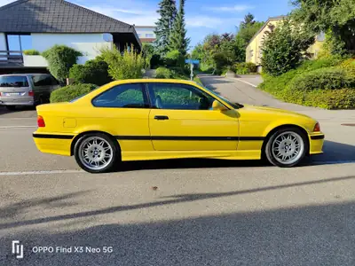 BMW M3 Coupé 1993 — Légende sportive jaune vif, 82 500 km seulement — fianco