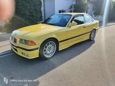 BMW M3 Coupé 1993 — Légende sportive jaune vif, 82 500 km seulement — vista posteriore