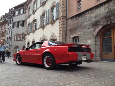 Pontiac Firebird TransAm GTA 1988 — Muscle car américain légendaire, toit Targa amovible — côté