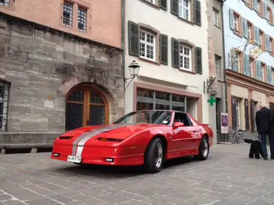 Pontiac Firebird TransAm GTA 1988 — Muscle car américain légendaire, toit Targa amovible — arrière