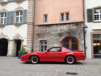 Pontiac Firebird TransAm GTA 1988 — Muscle car américain légendaire, toit Targa amovible — détail