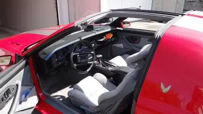 Pontiac Firebird TransAm GTA 1988 — Muscle car américain légendaire, toit Targa amovible — Miniature 13