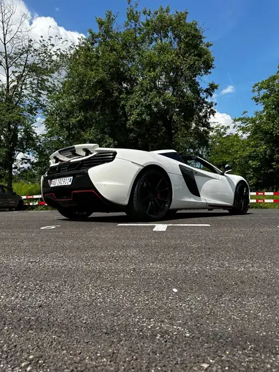 McLaren 650S Spider — Supercar décapotable, 650 ch et seulement 46 500 km — vista posteriore