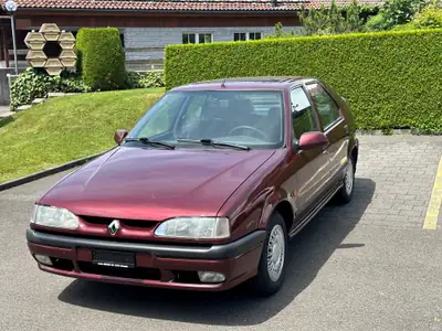 Renault R19 1.8 Baccara — Berline culte des années 90, toit ouvrant et clim — interni