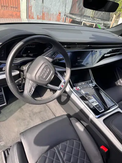 Audi SQ8 TFSI Quattro — SUV haute performance, 53'000 km seulement — Seitenansicht