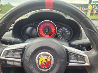 Fiat 124 Spider 1.4 TB Abarth — Cabriolet sportif manuel, entretien récent et faible kilométrage — intérieur