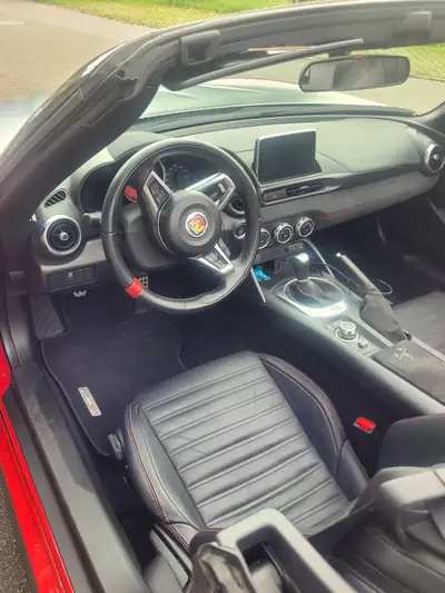 Fiat 124 Spider 1.4 TB Abarth — Cabriolet sportif manuel, entretien récent et faible kilométrage — tableau de bord