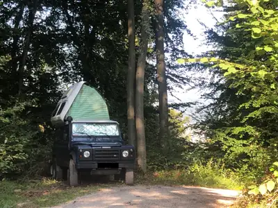 Land Rover Defender 110 SW — Légende du tout-terrain, 9 places, moteur Td5 — exterior view