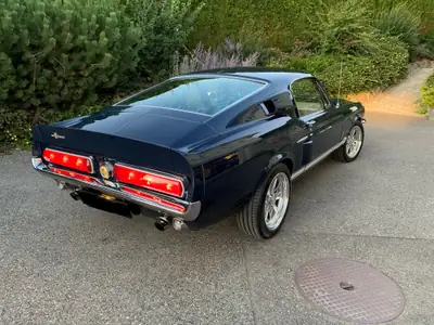 Ford Mustang Shelby GT 500 1967 — Légende américaine, moteur 364 ch — vista posteriore
