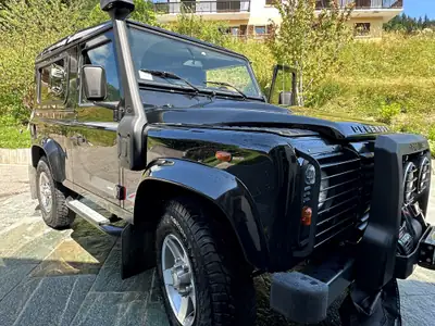 Land Rover Defender 90 TD4 — Légende incontournable du tout-terrain, seulement 17'000 km — fianco