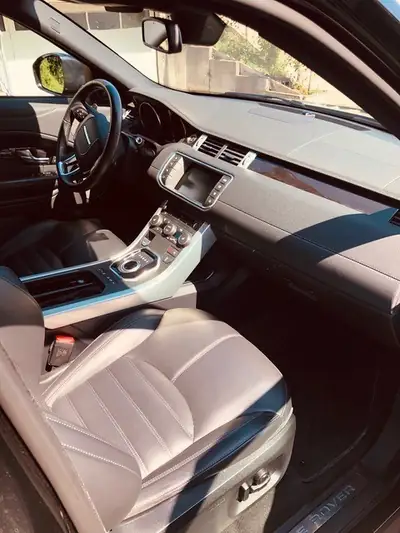 Land Rover Range Rover Evoque 2.0 Si4 — SUV compact premium, Pack Black Design, 4x4 intégral — interior