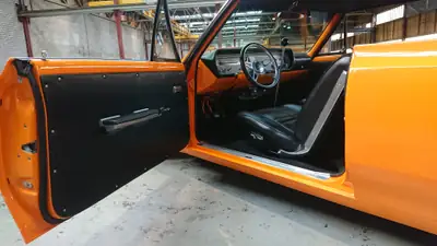 Oldsmobile Cutlass F-85 1965 — Muscle car légendaire, frame-off restauré, V8 performant — Miniature 9