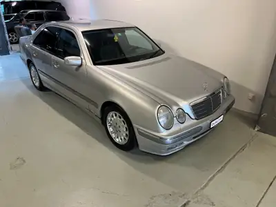 Mercedes-Benz E 320 — Berline de prestige diesel, entretien impeccable — côté