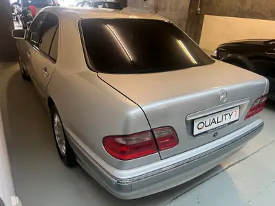Mercedes-Benz E 320 — Berline de prestige diesel, entretien impeccable — intérieur