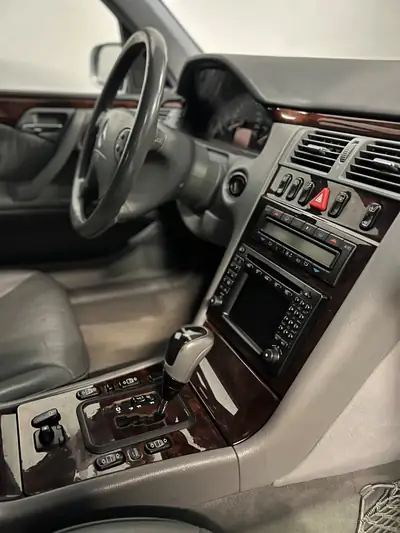 Mercedes-Benz E 320 — Berline de prestige diesel, entretien impeccable — tableau de bord