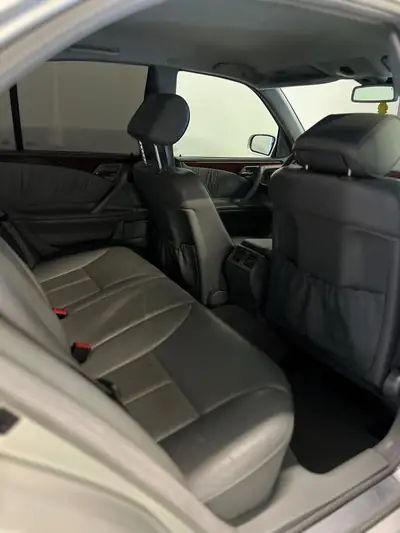 Mercedes-Benz E 320 — Berline de prestige diesel, entretien impeccable — détail