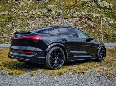 Audi e-tron S Sportback — SUV électrique 503 PS, batterie certifiée 93,6% SOH — fianco