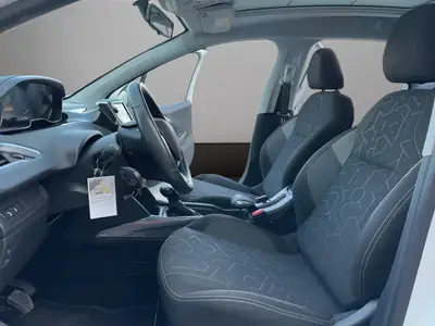 Peugeot 2008 1.2 VTi Access — Citadin polyvalent, essence économe et sans sinistre — Thumbnail 9