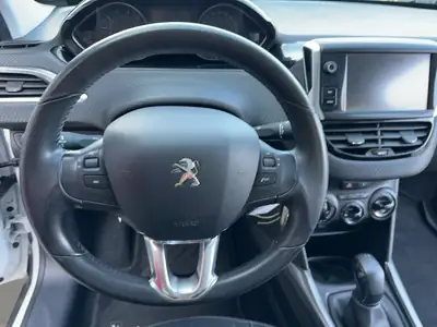 Peugeot 2008 1.2 VTi Access — Citadin polyvalent, essence économe et sans sinistre — Thumbnail 10