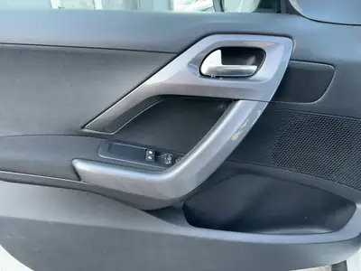 Peugeot 2008 1.2 VTi Access — Citadin polyvalent, essence économe et sans sinistre — Thumbnail 12