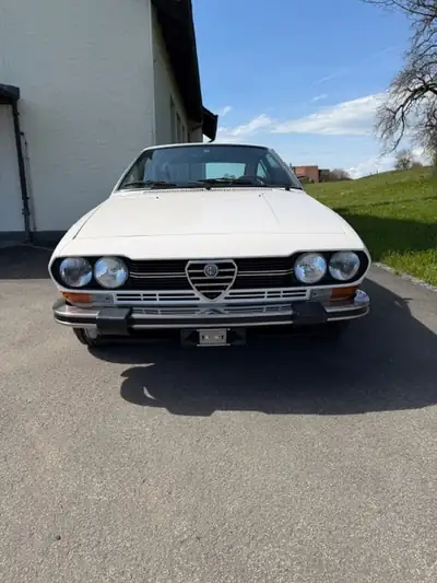 Alfa Romeo GTV Alfetta 2.0 — Coupé italien mythique, 122'000 km, sans sinistre — Seitenansicht