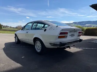 Alfa Romeo GTV Alfetta 2.0 — Coupé italien mythique, 122'000 km, sans sinistre — Innenraum