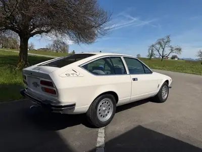 Alfa Romeo GTV Alfetta 2.0 — Coupé italien mythique, 122'000 km, sans sinistre — Armaturenbrett