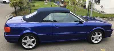 Audi Cabriolet 2.3e — Décapotable classique des années 90, moteur essence 2.3L — Heckansicht