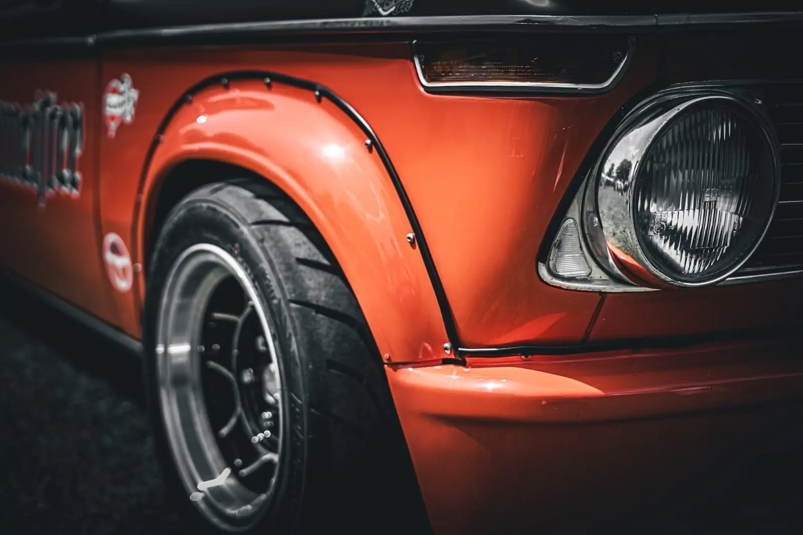 BMW 2002 Tii 1974 — Légende des années 70, look Jägermeister iconic — vista esterna