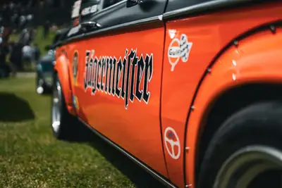 BMW 2002 Tii 1974 — Légende des années 70, look Jägermeister iconic — vista posteriore