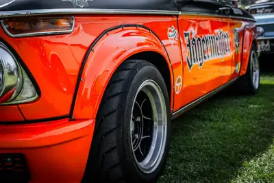 BMW 2002 Tii 1974 — Légende des années 70, look Jägermeister iconic — fianco
