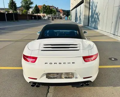 Porsche 911 Cabrio Carrera S PDK — Cabriolet légendaire, 400 ch et toit ouvert — vista posteriore