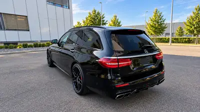 Mercedes-Benz E 63 AMG S Edition 1 — Break haute performance, 612 ch et traction intégrale — exterior view