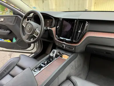 Volvo XC60 T8 eAWD Plug-in Hybrid — SUV Premium 455 ch, consommation ultra-réduite — Heckansicht