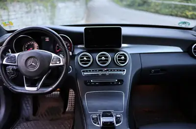 Mercedes-Benz C 350 e AMG Line — Break hybride rechargeable, entretien complet — tableau de bord
