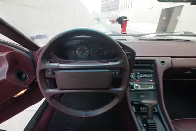 Porsche 928 S4 — Chef-d'œuvre des années 80, 320 ch de pure sportivité — Miniature 8