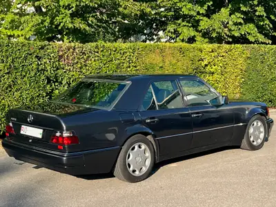 Mercedes-Benz E 500 — Berline de prestige 1992, 320 ch et état exceptionnel — Heckansicht