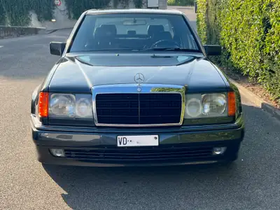 Mercedes-Benz E 500 — Berline de prestige 1992, 320 ch et état exceptionnel — Außenansicht