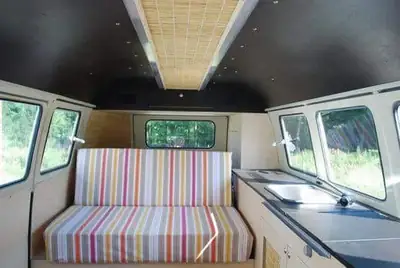 VW T1 Bulli Typ 23 — L'icône de la route, 1962, moteur original 1.6L — Innenraum