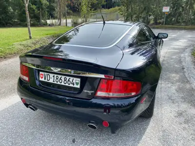 Aston Martin V12 Vanquish S — Coupé sport britannique d'exception, 29'000 km seulement — Seitenansicht