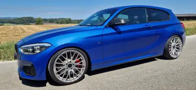 BMW M135i Steptronic — Coupé sportif 326 ch, traction arrière rare et équipé Bilstein — Heckansicht