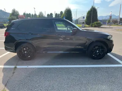 BMW X5 xDrive 40e iPerformance — SUV hybride rechargeable, 313 ch et consommation réduite — Heckansicht