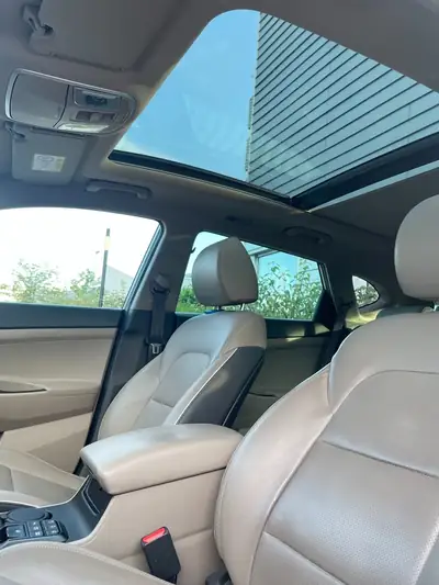 Hyundai Tucson 2.0 CRDI Mild Hybrid 4WD — SUV robuste, sans accident, finition Champagne — interior