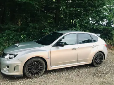 Subaru WRX STI Sport 2.5 Turbo 4WD — Berline sportive japonaise, 301 ch intégraux — Seitenansicht