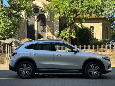 Mercedes-Benz EQA 250 — SUV électrique urbain, 33 000 km seulement — Heckansicht