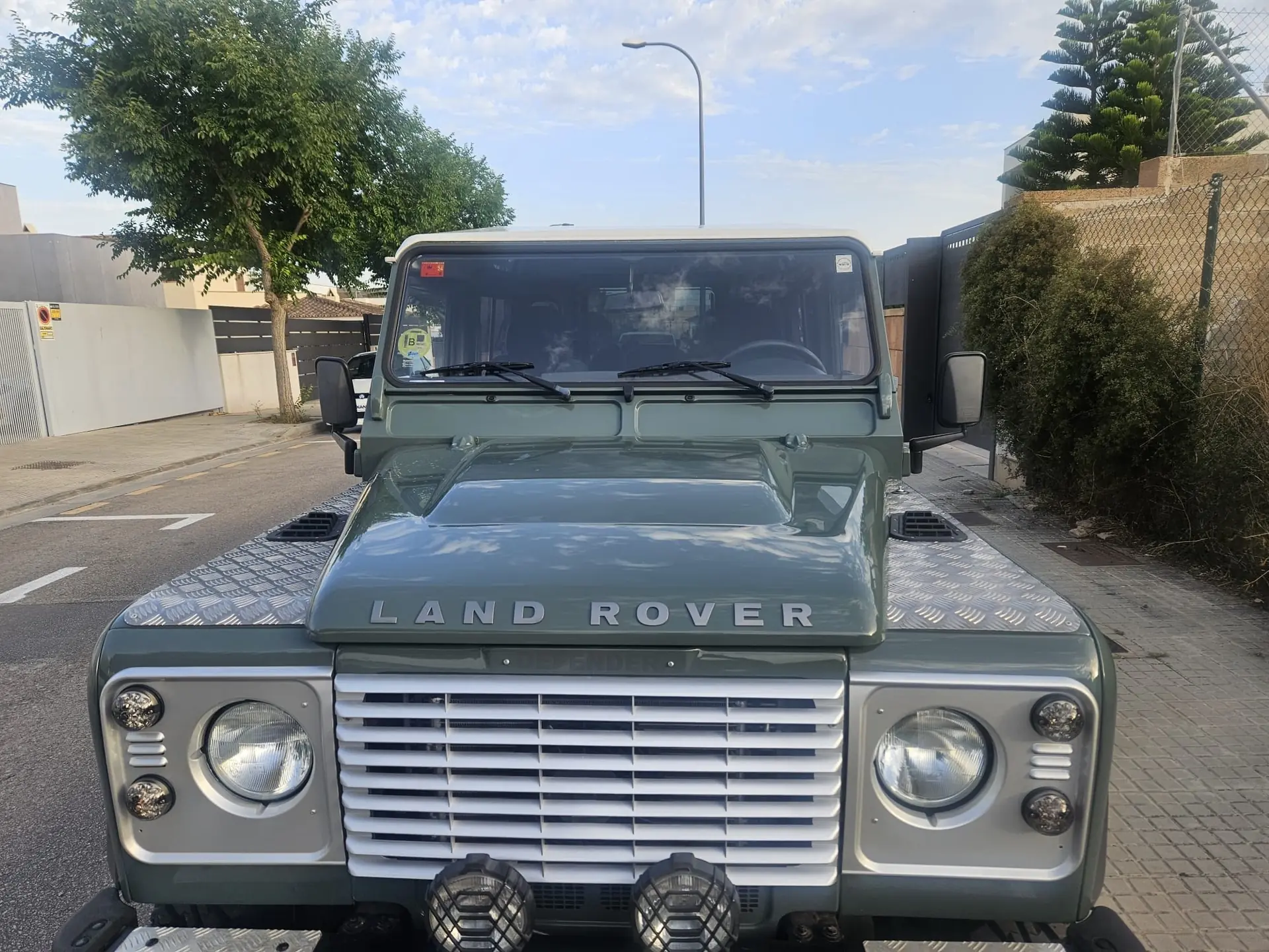 Land Rover Defender 90 SW — L'incontournable 4x4 robuste, 105'000 km seulement