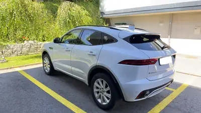 Jaguar E-PACE P200 R-Dynamic S AWD — SUV élégant, 69 000 km, transmission automatique — side view